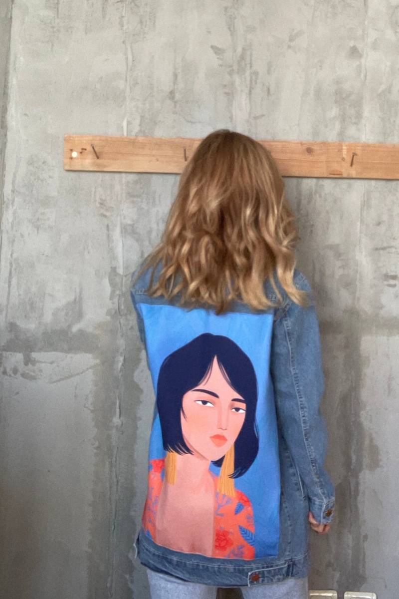 Brunette Mädchen Bedruckte Jeansjacke, Kurze Haare Frau Verschönert Jeansmantel, Mit Ohrringen Tragbare Kunst, Boho Style Oberbekleidung, Geschenk von DenimJacketPoupee