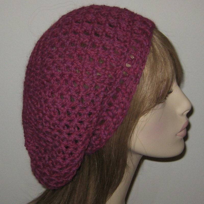 Alpaka Slouchy Beret Tam in Mixed Berry von DeniseBlack