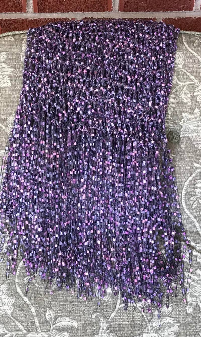 Gehäkelter Rechteckiger Schultertuch in Pink Und Lavendel Auf Schwarz von DeniseBlack