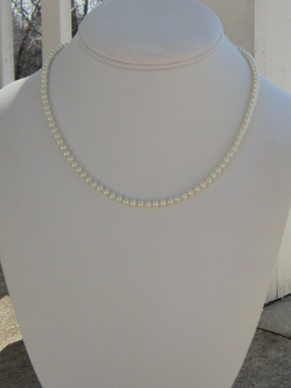 Braut Halskette, Kleine Perlen, Brautjungfern Geschenk, Mutter Der Braut, Zierliche Perlenkette, Blumenmädchen Maiglöckchen Des Tals von DeniseJewelryDesigns