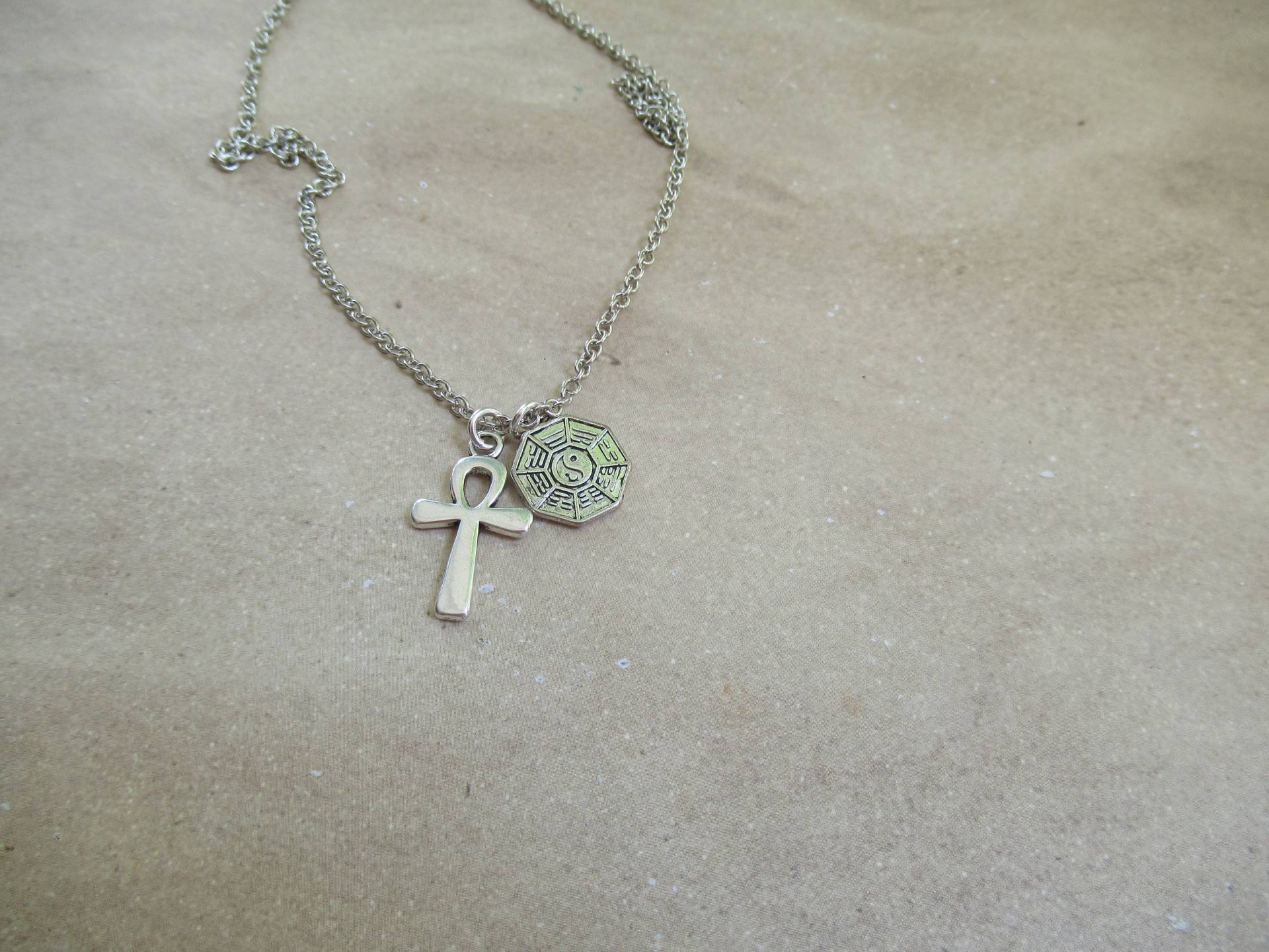 Lost Tv-Show Inspiriert, Geschenk Für Sie, Ihn, Verlorenes Fangeschenk, Dharma Und Ankh Halskette, Verlorener Tv-Showfan, Verlorene Erinnerungsstücke Lost Tv-Show Inspiriert, Geschenk Für Sie, Ihn, Verlorenes Fangeschenk, Dharma Und Ankh Halskette, Verlorener Tv-Showfan, Verlorene Erinnerungsstücke von DeniseJewelryDesigns