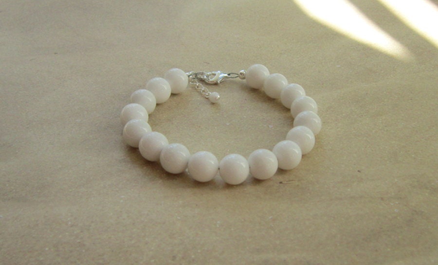 Weißes Armband, Opak Weißer Schmuck, Kreideweißer Große Weiße Perlen, Chunky Geschenke Für Sie, Großes Weißes Perlenarmband von DeniseJewelryDesigns