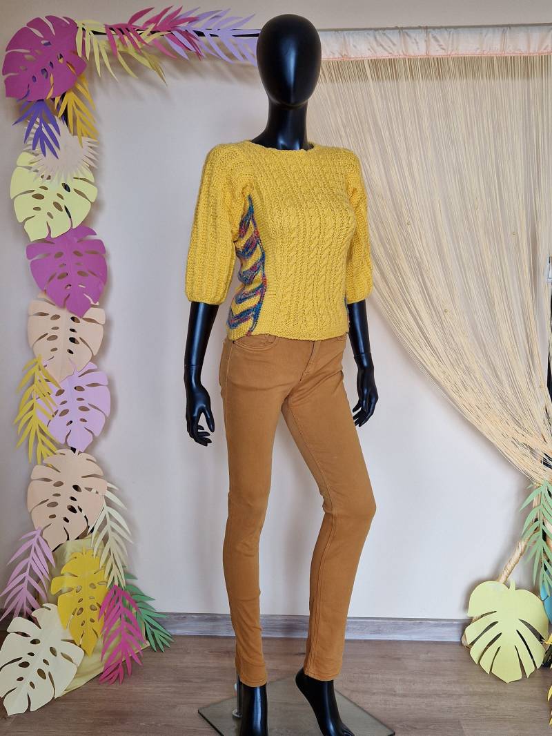 Handgestrickter Gelber 3/4-Ärmelpullover Mit Irisierenden Akzenten, Warme Wollmischung, Schicker Winterstil, Einzigartiges Strickmuster von DennyNelly