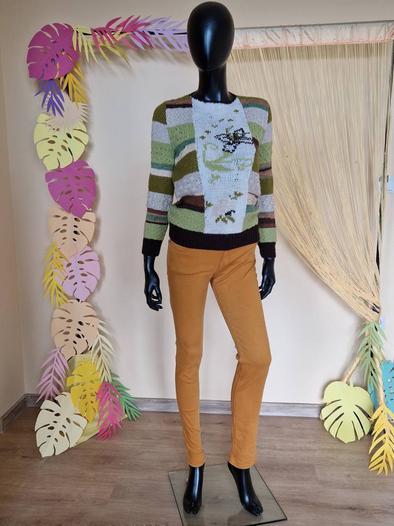 Hand Gestrickter Grüner Pullover, Winterfashion, Eleganteembroidery, Cozyknitwear, Artisticdesign, Warmwoolblend, Coldweathercharm von DennyNelly