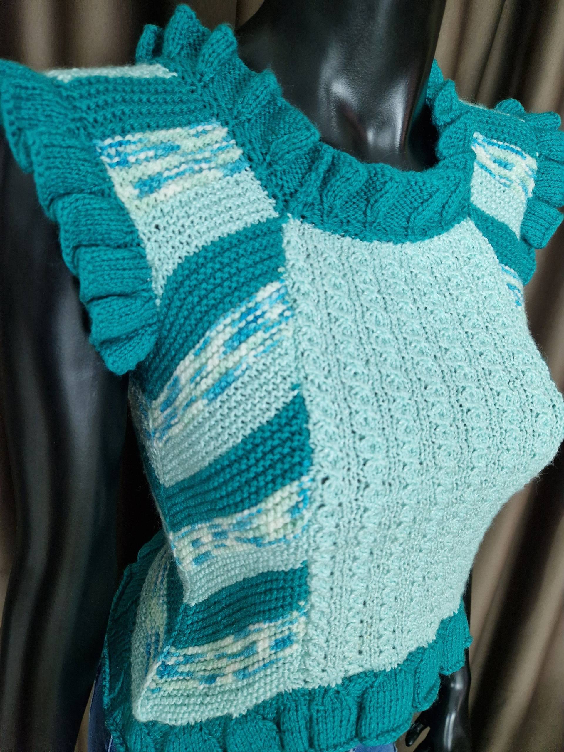 Türkise Eleganz Handgestricktes Blümen Top Mit Wellenrand Band - Gr. S, Festival Blumiges Top, Gestrickte Kurze Bluse Ohne Arm von DennyNelly