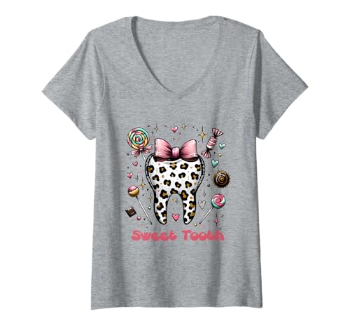 Damen Sweet Tooth Leopard Print Design Zahnarzthelferin T-Shirt mit V-Ausschnitt Damen Sweet Tooth Leopard Print Design Zahnarzthelferin T-Shirt mit V-Ausschnitt von Dental Delight