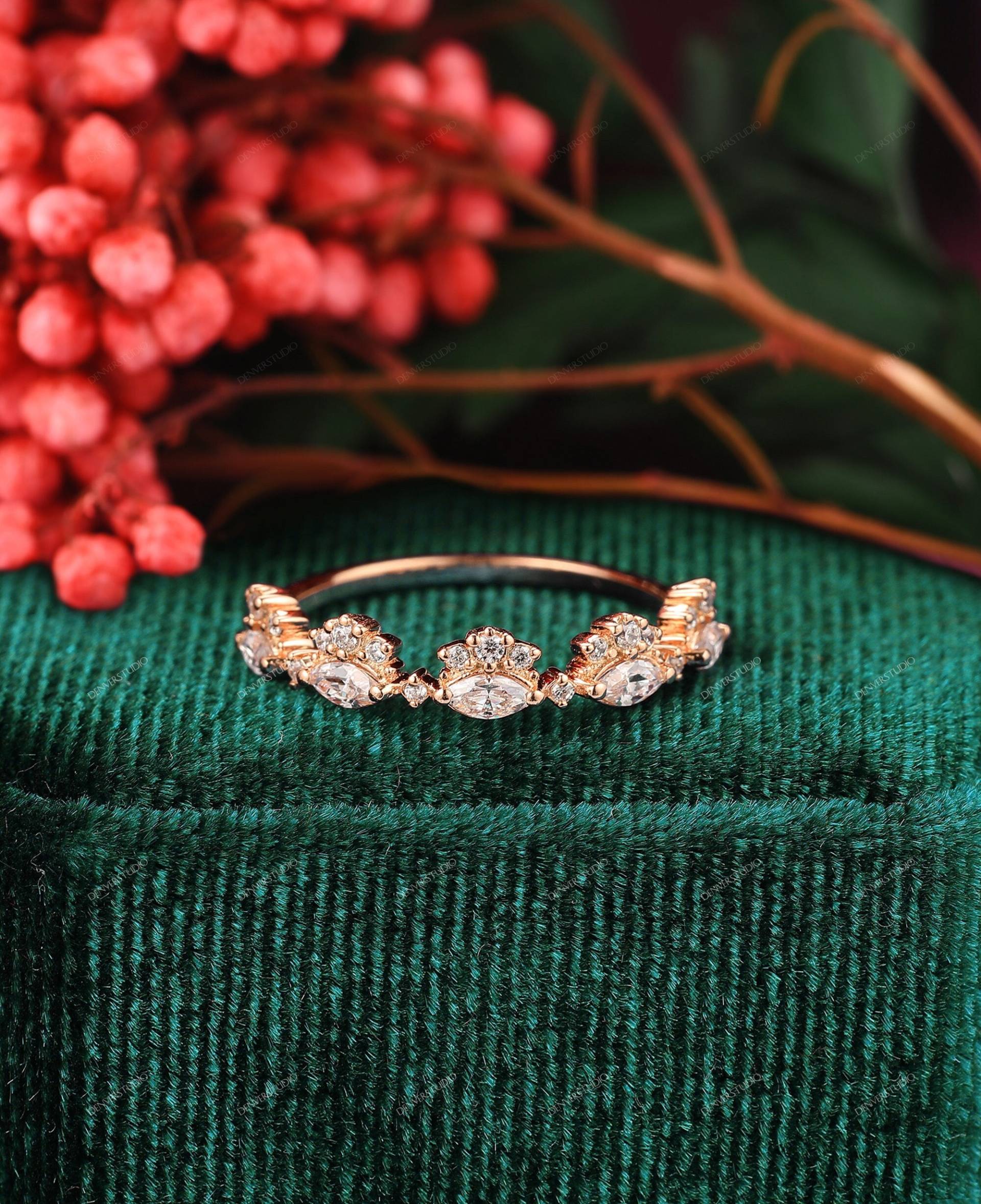 Halb Eternity Moissanit Ring, Vorschlag Ring Für Sie, Enhancer, Art Deco Damen Simulierter Diamant Band von DenverStudio