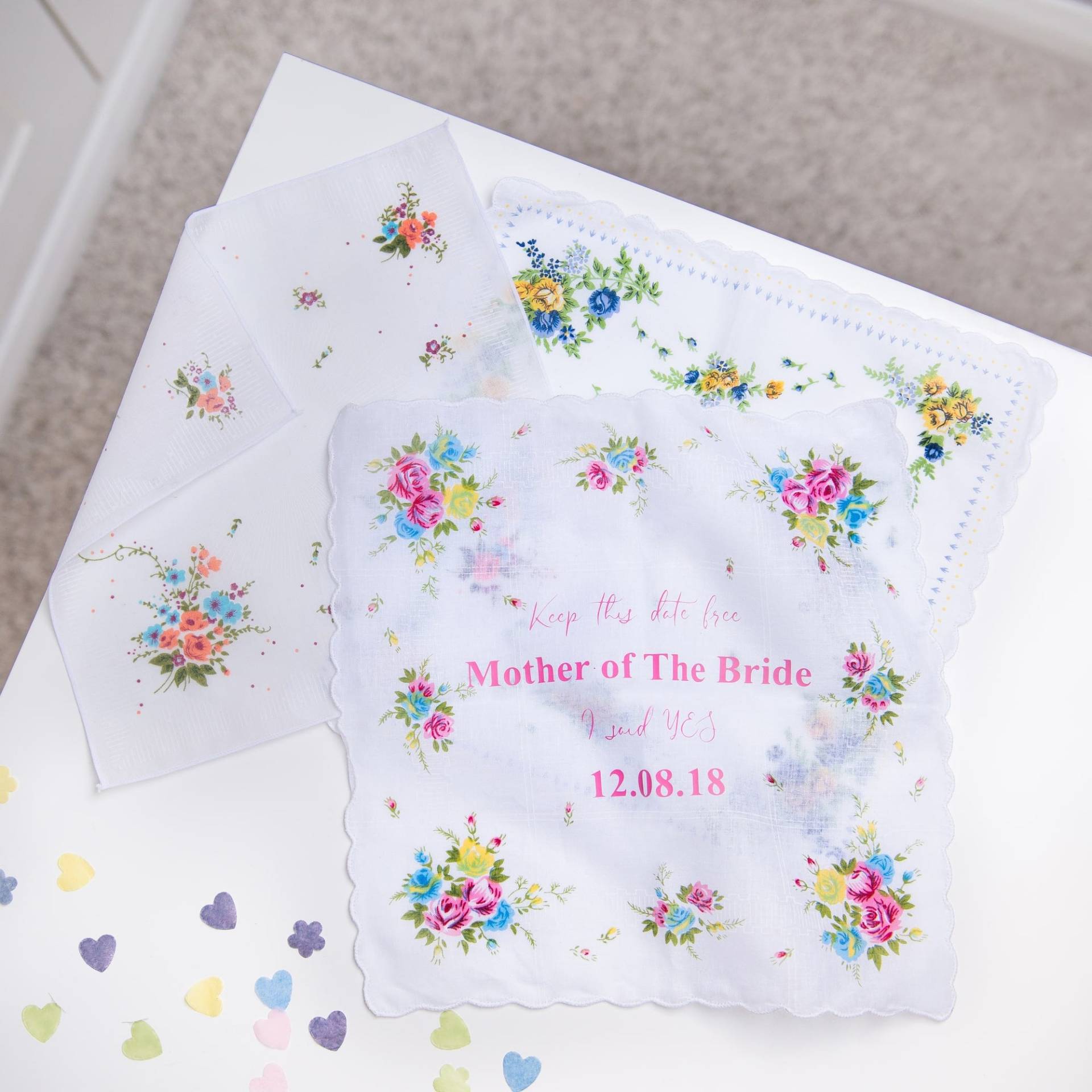 Personalisiertes Blumen Hochzeit Taschentuch Brautjungfer/Mutter Geschenk, Save The Date Personalisiertes Blumen Hochzeit Taschentuch Brautjungfer/Mutter Geschenk, Save The Date von DepartmentOfGifting