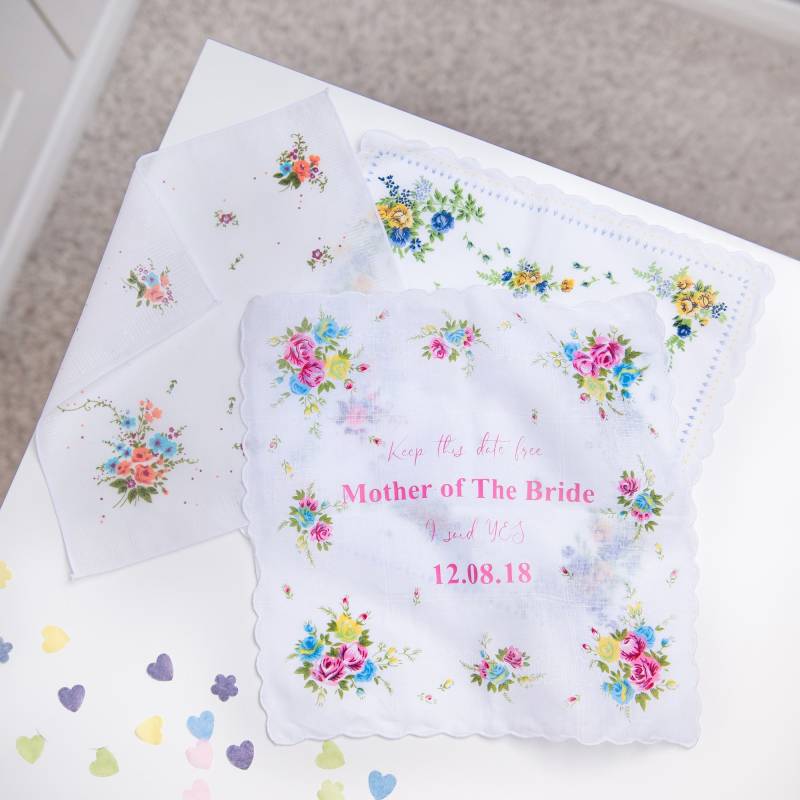 Personalisiertes Blumen Hochzeit Taschentuch Brautjungfer/Mutter Geschenk, Save The Date Personalisiertes Blumen Hochzeit Taschentuch Brautjungfer/Mutter Geschenk, Save The Date von DepartmentOfGifting