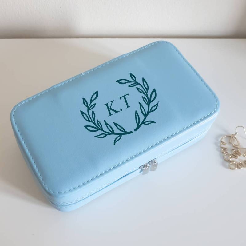 Monogramm Schmuckschatulle Personalisiertes Kranz-Design, Pu-Leder Monogramm Schmuckschatulle Personalisiertes Kranz-Design, Pu-Leder von DepartmentOfGifting