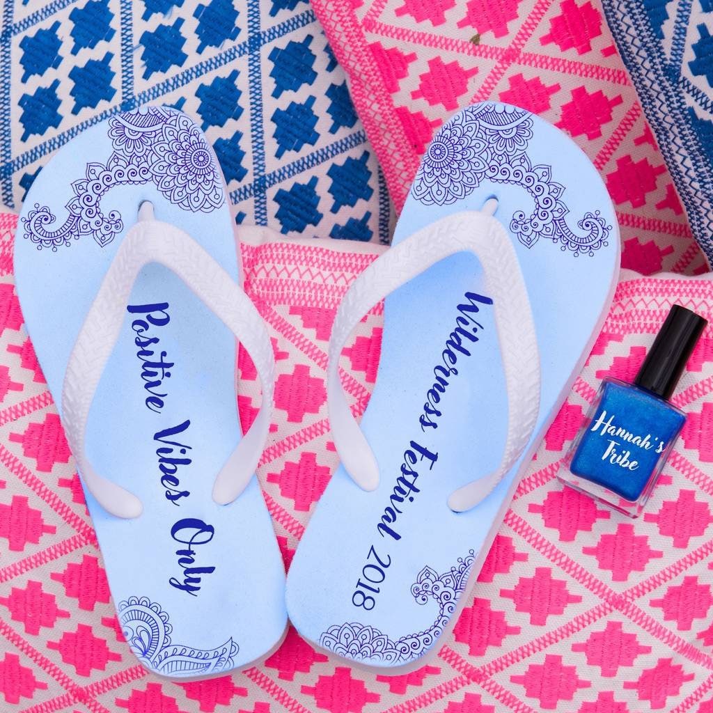 Personalisierte Festival Flip Flops Mit Passendem Nagellack Personalisierte Festival Flip Flops Mit Passendem Nagellack von DepartmentOfGifting
