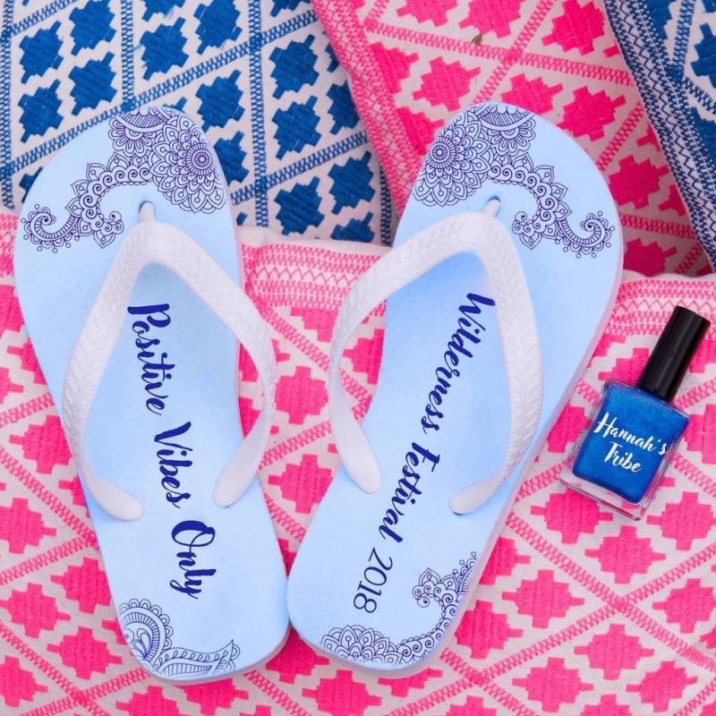 Personalisierte Festival Flip Flops Mit Passendem Nagellack Personalisierte Festival Flip Flops Mit Passendem Nagellack von DepartmentOfGifting