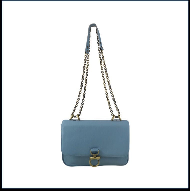 Handgefertigte Mittelgroße Umhängetasche Aus Luxusleder in Babyblau. Schließt Mit Blindmagnet Unter Der Klappe, Reißverschlussfach Im Futter von DepsterDesign