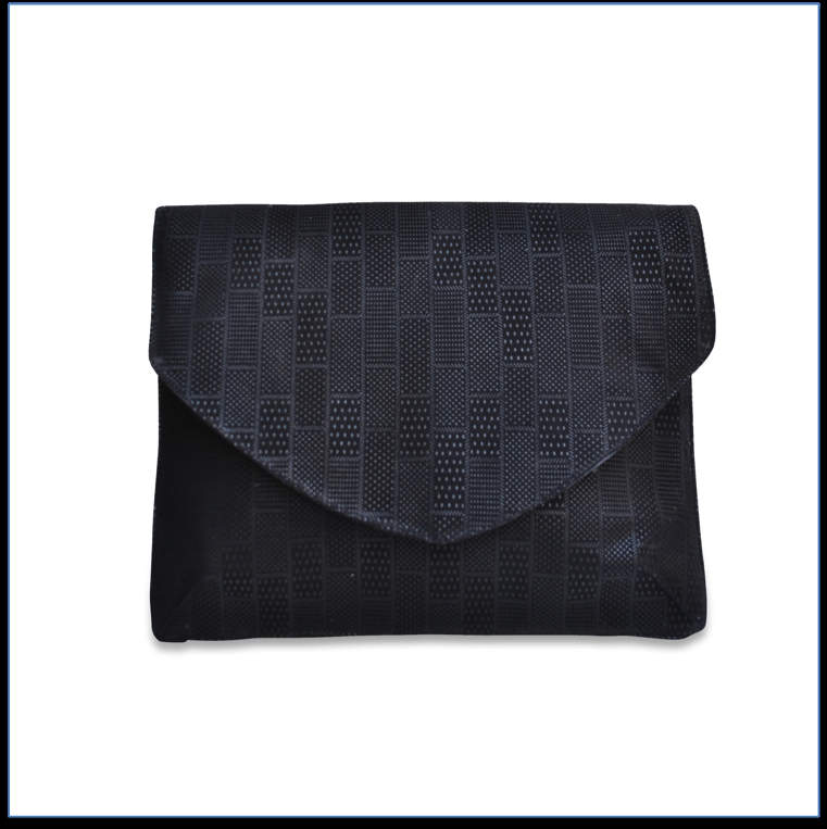 Handgefertigte Oversize-Clutch Aus Schwarzem Leder Mit Motiv. Mit Schaumstoff Gefüttert, Sodass Sie Sich Wie Ein Kissen Anfühlt von DepsterDesign