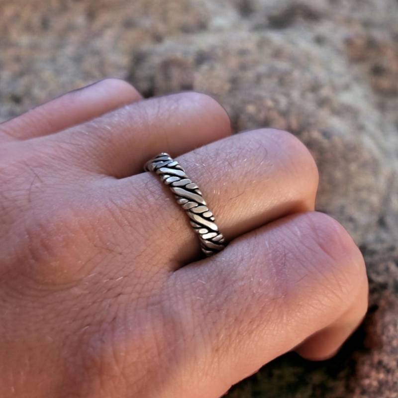 Rustikaler Silberring Aus 935Er Silber, Wikingerring Geschmiedeten Und Geflochtenem Silberdraht in Den Größen 48-62 Rustikaler Silberring Aus 935Er Silber, Wikingerring Geschmiedeten Und Geflochtenem Silberdraht in Den Größen 48-62 von DerBronzeSchmied
