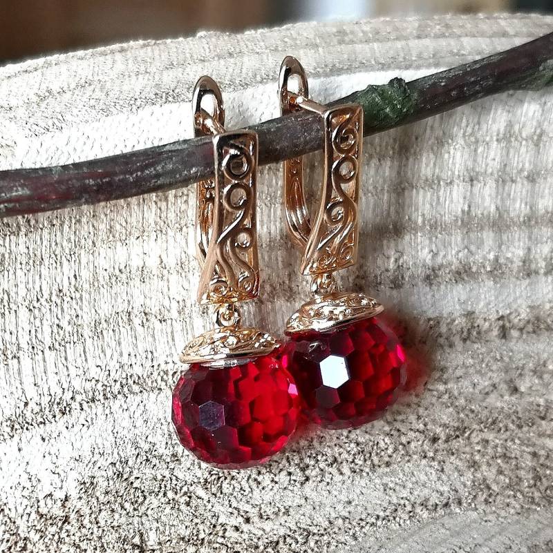 Ohrringe Colorful Crystals Kugel Aus Rotem Zirkonia Ohrringe Colorful Crystals Kugel Aus Rotem Zirkonia von DerKleinePharaoh