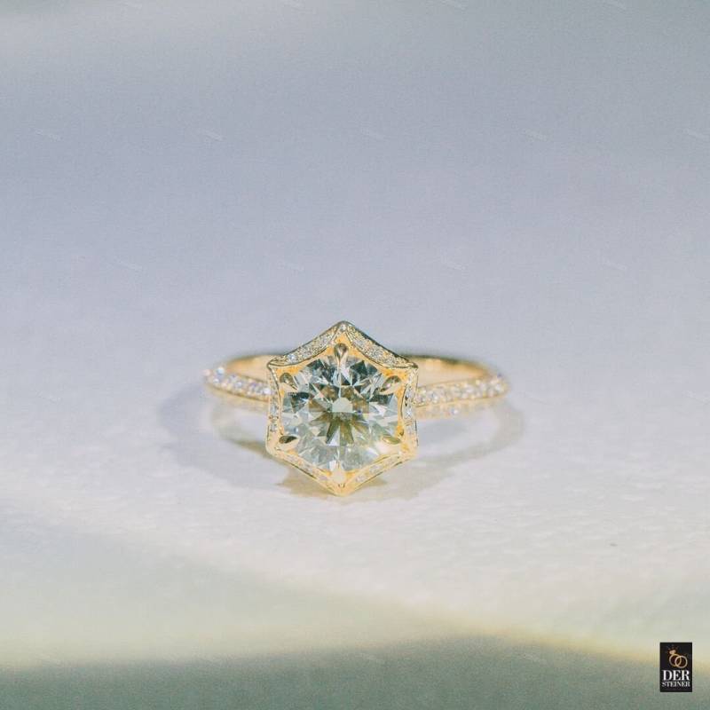 10K|14K|18K Wedding Ring| Roundcutring With Pantagon Ring Holder | Labgrown Diamond Promise Ring| Halo Settingring|Unique Weddingring von DerSteiner