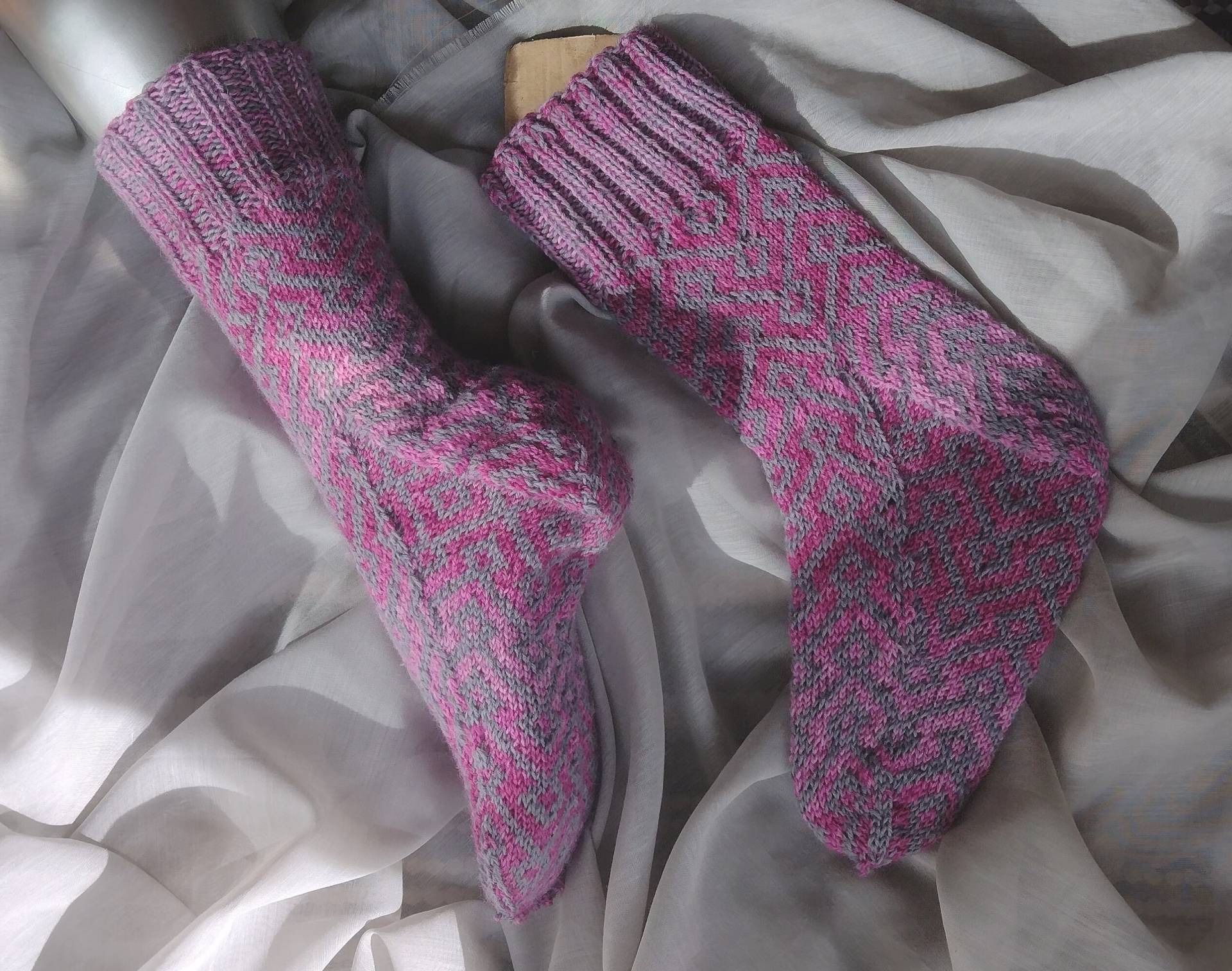 Handgestrickte Socken Grau-Rosa Größe 42 Bis 44 Hand Knit Socks Handgestrickte Socken Grau-Rosa Größe 42 Bis 44 Hand Knit Socks von DerStricker