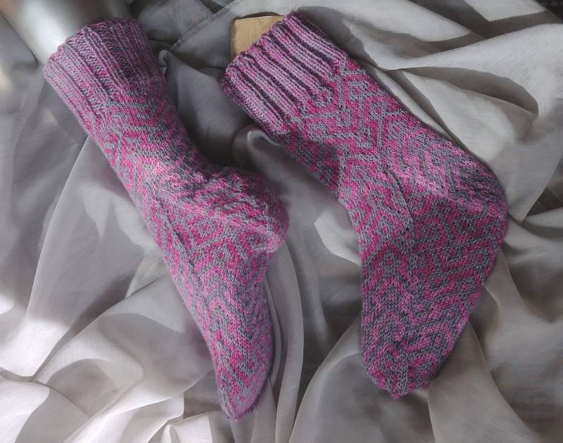 Handgestrickte Socken Grau-Rosa Größe 42 Bis 44 Hand Knit Socks Handgestrickte Socken Grau-Rosa Größe 42 Bis 44 Hand Knit Socks von DerStricker