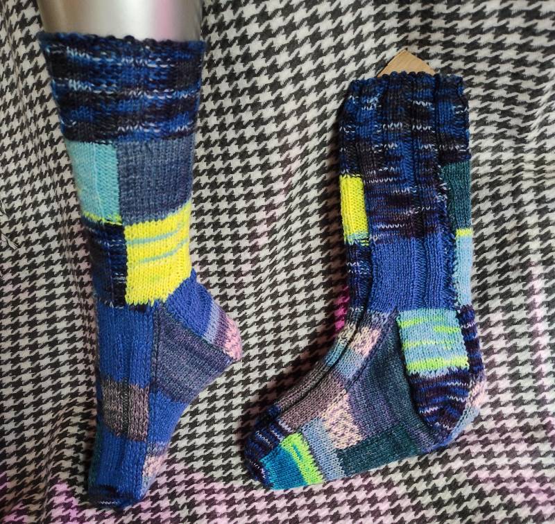 Handgestrickte Socken Patchwork Blau Gelb Grau Gr 42 Bis 44 von DerStricker