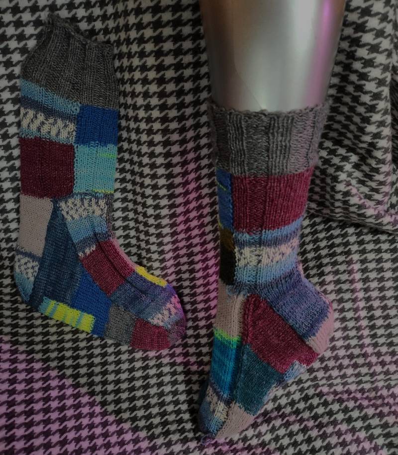 Handgestrickte Socken Patchwork Blau Rot Gelb Gr 41 Bis 43 von DerStricker