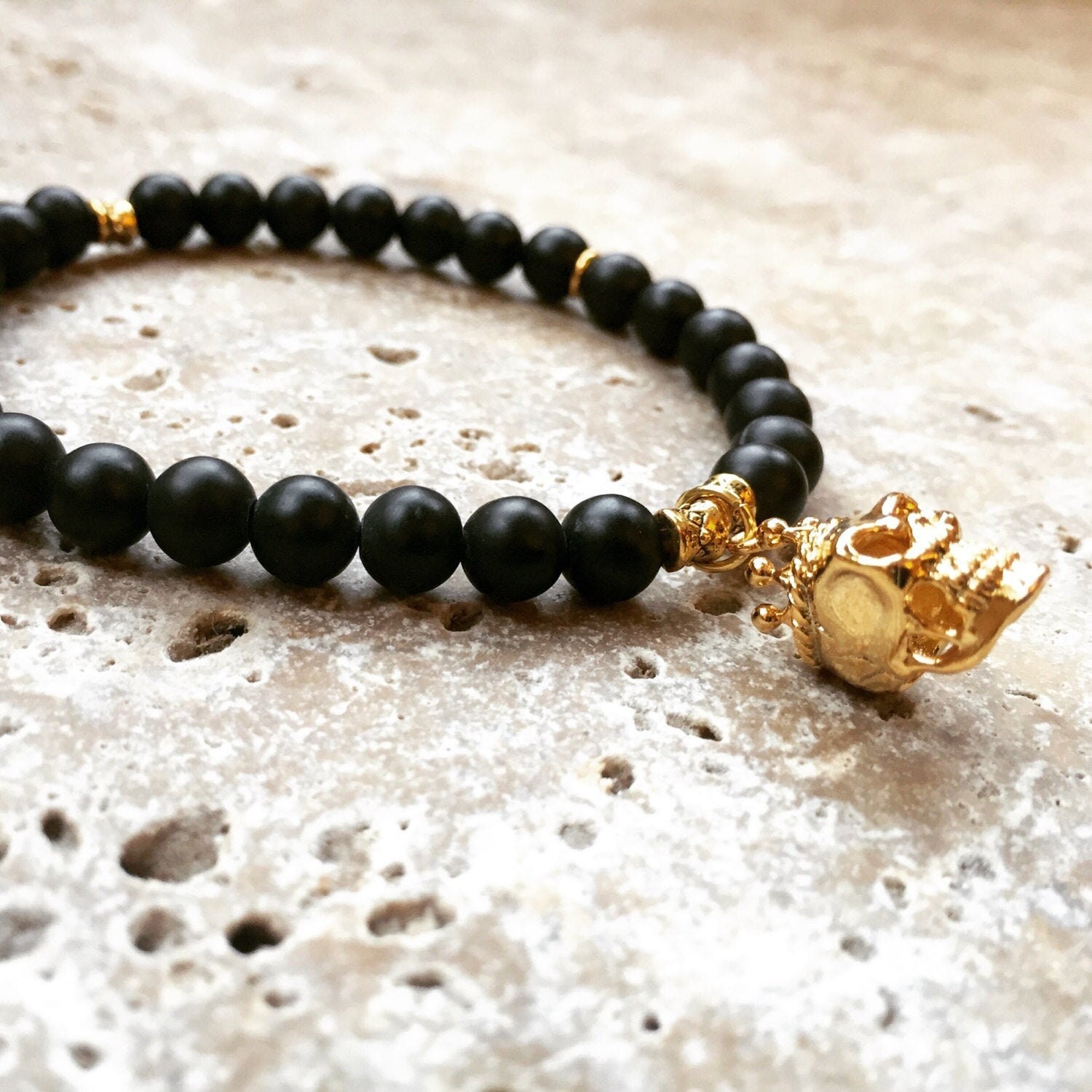 Totenkopf-Charm-Perlenarmband Mit Schwarzen Onyxperlen Und Goldenem Totenkopf. Rock-Schicker Alternativer Schmuck Totenkopf-Charm-Perlenarmband Mit Schwarzen Onyxperlen Und Goldenem Totenkopf. Rock-Schicker Alternativer Schmuck von DerivaShop