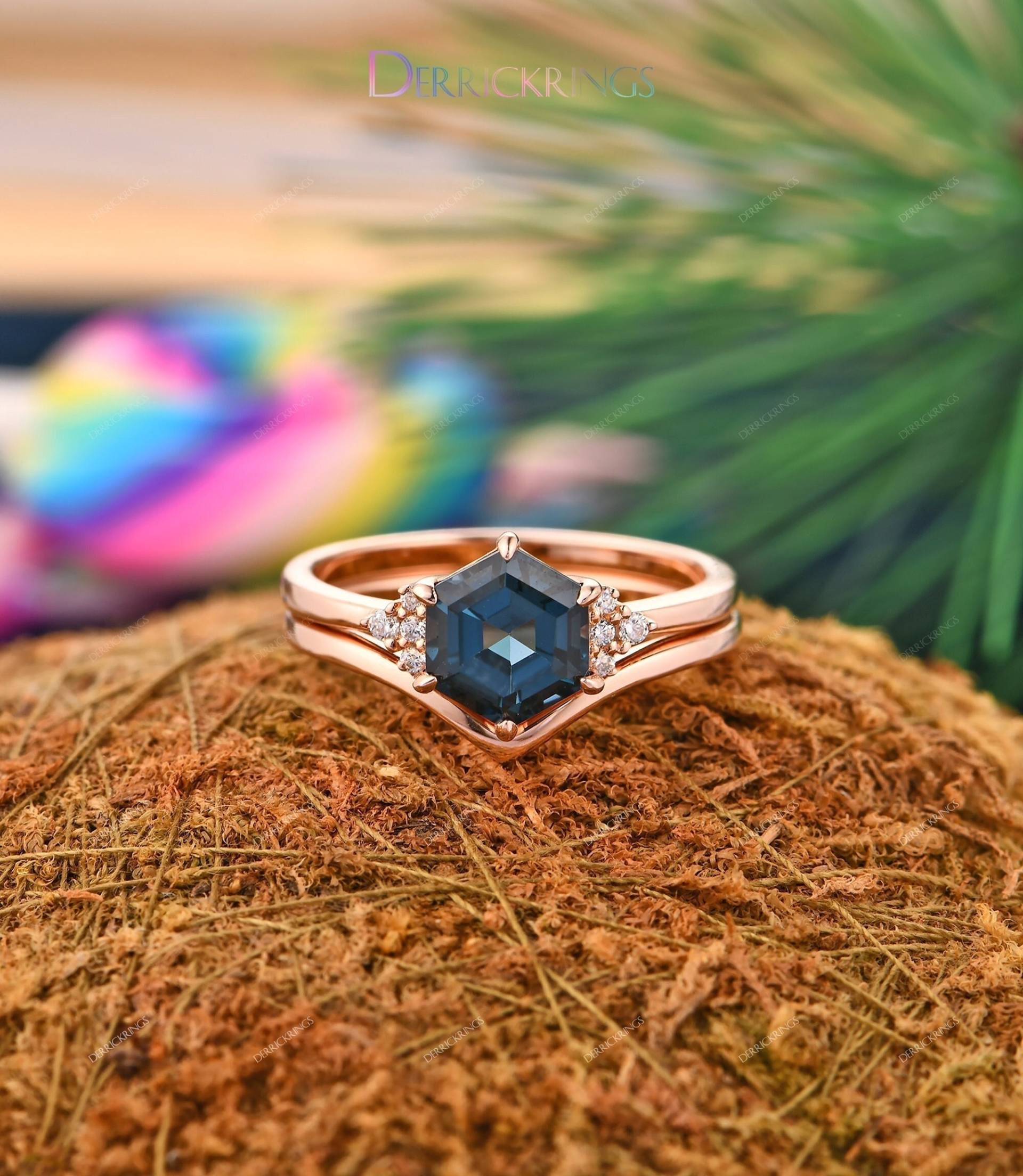 Blauer Topas Ring, Chevron Passender Massiver 14K Gold Ehering Set, 7x7mm Hexagon Natural London Blue Topaz Edelstein Ring von DerrickRings