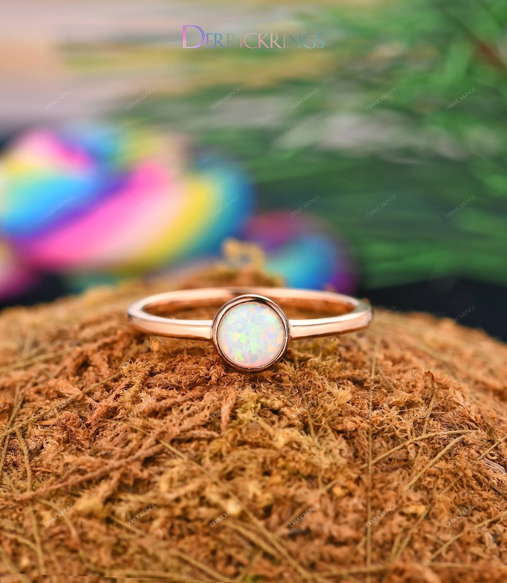 Handgemachter Ehering, Edelstein Ring, 5mm Rundschliff Opal Verlobungsring, 14K Goldring, Solitär Ring von DerrickRings