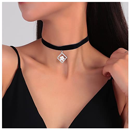 Dervivea Gothic Black Satin Choker Halskette Crystal Square Anhänger Halskette Vintage Velvet Collar Halskette Geometric Diamond Halskette Schmuck für Frauen und Mädchen von Dervivea