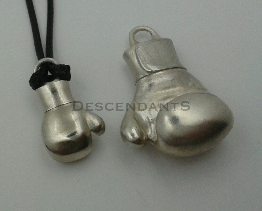 Boxhandschuh, Silbernen Handschuh, Silberkette, Handschuhe, Boxen, Mma, Ufc, Kick | Verfügbar Nur Die Big One Boxhandschuh, Silbernen Handschuh, Silberkette, Handschuhe, Boxen, Mma, Ufc, Kick | Verfügbar Nur Die Big One von DescendantStore