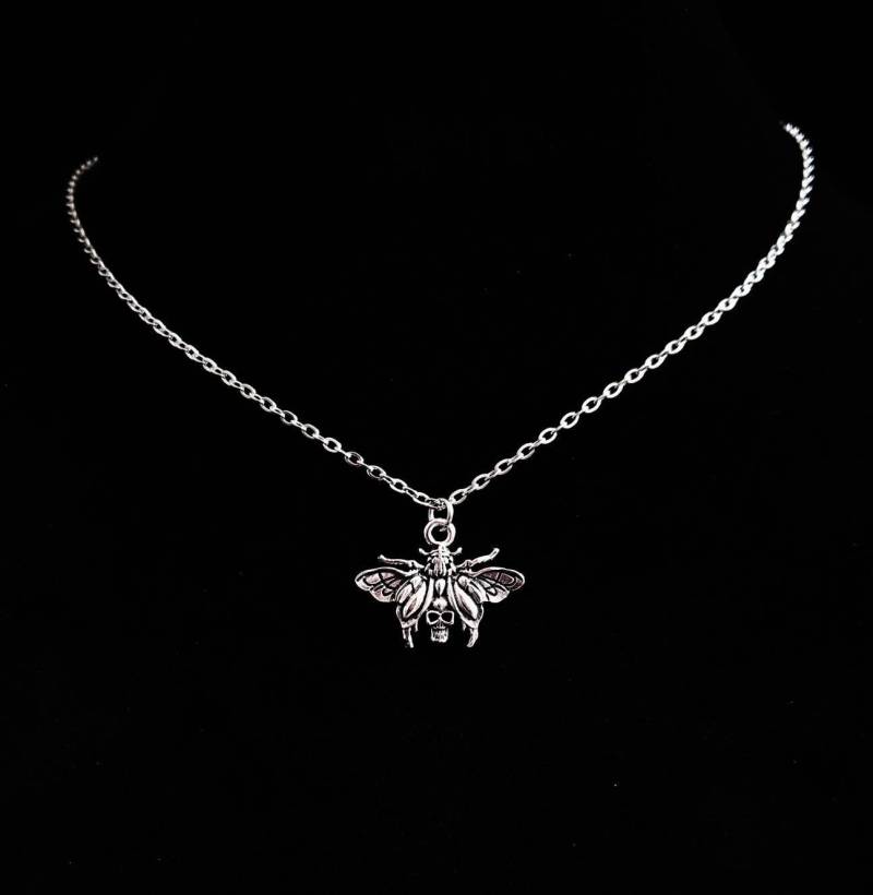 Kleine Luna Motte Schädel Silber Zinn Effekt Metall Charme Kurze Halskette Anhänger Amulett Insekt Tier Schmuck Witchy Gothic Goth Ockult von DesdemonaAus