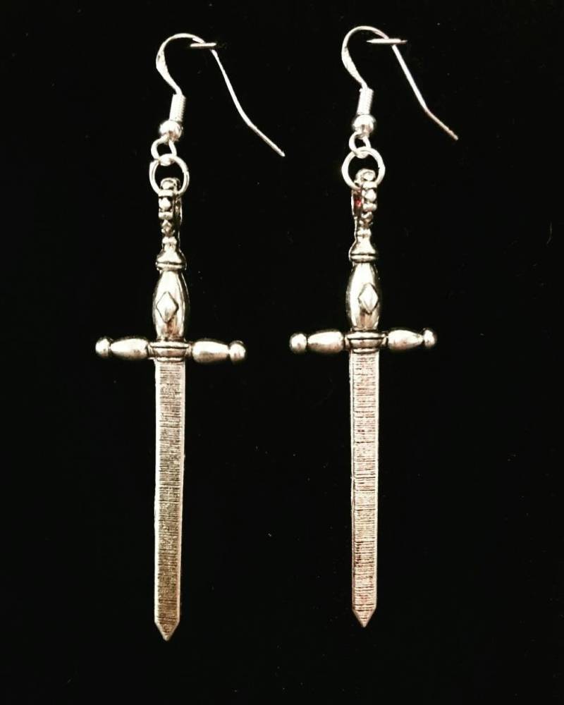 Schwert Ohrringe Silber Zinn Effekt Metall Haken Dolch Gothic Vampir Goth Alternative Geschlossener Verschluss von DesdemonaAus