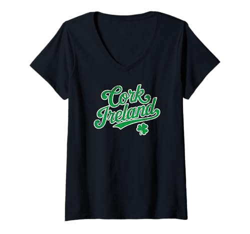 Damen Kork Irland Kleeblatt Script Distressed Print T-Shirt mit V-Ausschnitt Damen Kork Irland Kleeblatt Script Distressed Print T-Shirt mit V-Ausschnitt von Desert Merch Ireland Shop