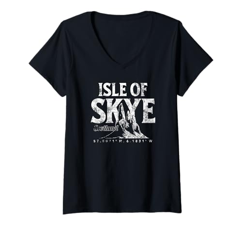 Damen Isle of Skye Scotland Old Man of Storr Koordinaten Aged T-Shirt mit V-Ausschnitt Damen Isle of Skye Scotland Old Man of Storr Koordinaten Aged T-Shirt mit V-Ausschnitt von Desert Merch Isle of Skye Scotland Shop