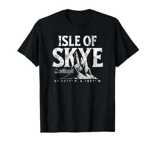 Isle of Skye Scotland Old Man of Storr Koordinaten Aged T-Shirt Isle of Skye Scotland Old Man of Storr Koordinaten Aged T-Shirt von Desert Merch Isle of Skye Scotland Shop