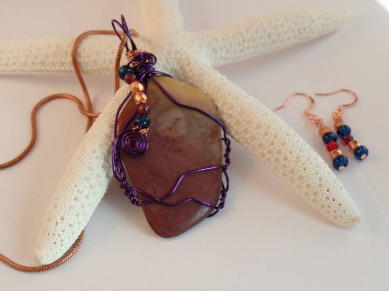 Hängeohrringe Wire Wrapped Wonder Stone Anhänger Und Passende Ohrringe von DesertBeadNStone