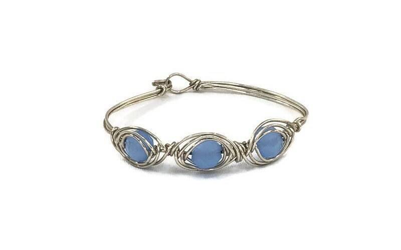 Armreif Im Blue Quartz Saturn Stil in Sterling Silber Gewickelt Armreif Im Blue Quartz Saturn Stil in Sterling Silber Gewickelt von DesertJewelsandRagz