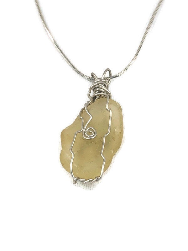 Echter Gelber Seeglas Anhänger in Sterling Silber An Kette Gewickelt von DesertJewelsandRagz