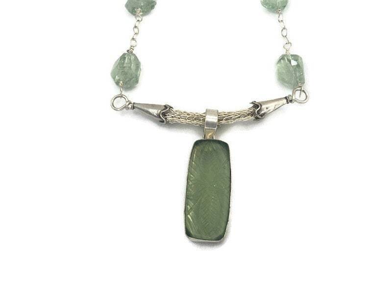 Geätzter Blume Grüner Amethyst Anhänger Facettierte Perlen Halskette von DesertJewelsandRagz