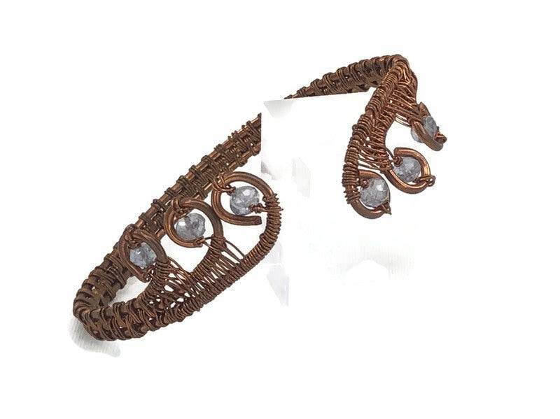 Kupferdraht Gewickeltes Armband Mit Blauen Iolith-Akzentperlen Kupferdraht Gewickeltes Armband Mit Blauen Iolith-Akzentperlen von DesertJewelsandRagz
