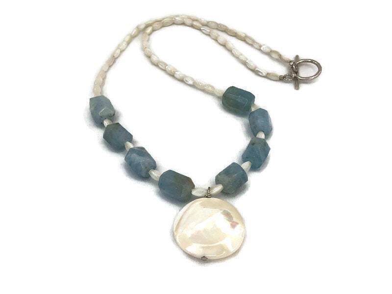 Perlmutt, Aquamarin Halskette Mit Perlmutt Anhänger Perlmutt, Aquamarin Halskette Mit Perlmutt Anhänger von DesertJewelsandRagz