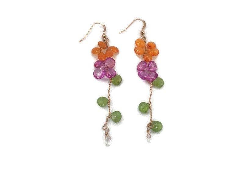 Rosenquarz Und Karneol Blüten Ohrringe Mit Peridot Blättern in Roségold Filled Wire Gewickelt von DesertJewelsandRagz
