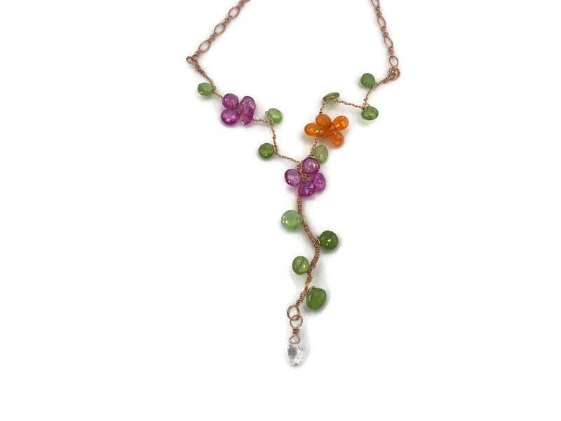 Rosenquarz Und Karneol Blume Halskette Mit Peridot Blättern in Roségold Filled Wire Gewickelt von DesertJewelsandRagz
