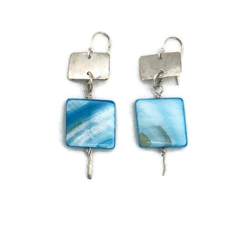 sterling Silber, Blau Gefärbte Perlmutt Ohrringe sterling Silber, Blau Gefärbte Perlmutt Ohrringe von DesertJewelsandRagz