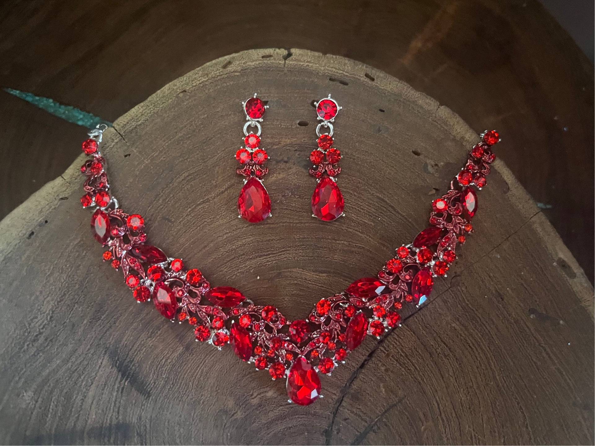 Rote Strasskette Und Ohrringe Im Set Rote Strasskette Und Ohrringe Im Set von DesertRoseDesigns10