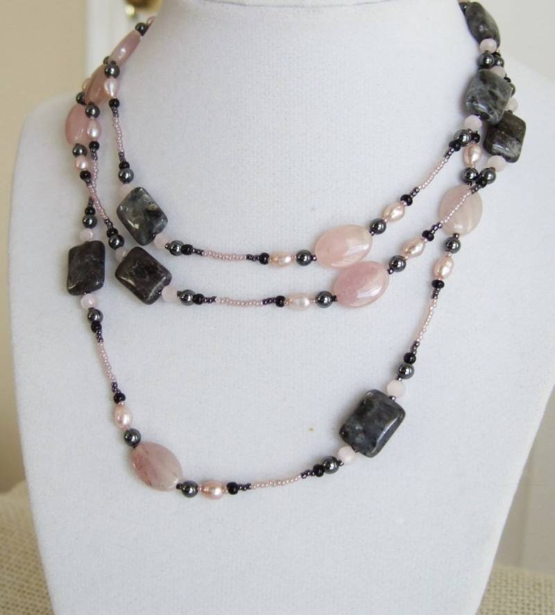 Extra Lange Rosa Und Grau Naturstein-Halskette Extra Lange Rosa Und Grau Naturstein-Halskette von DesertSunriseCreativ