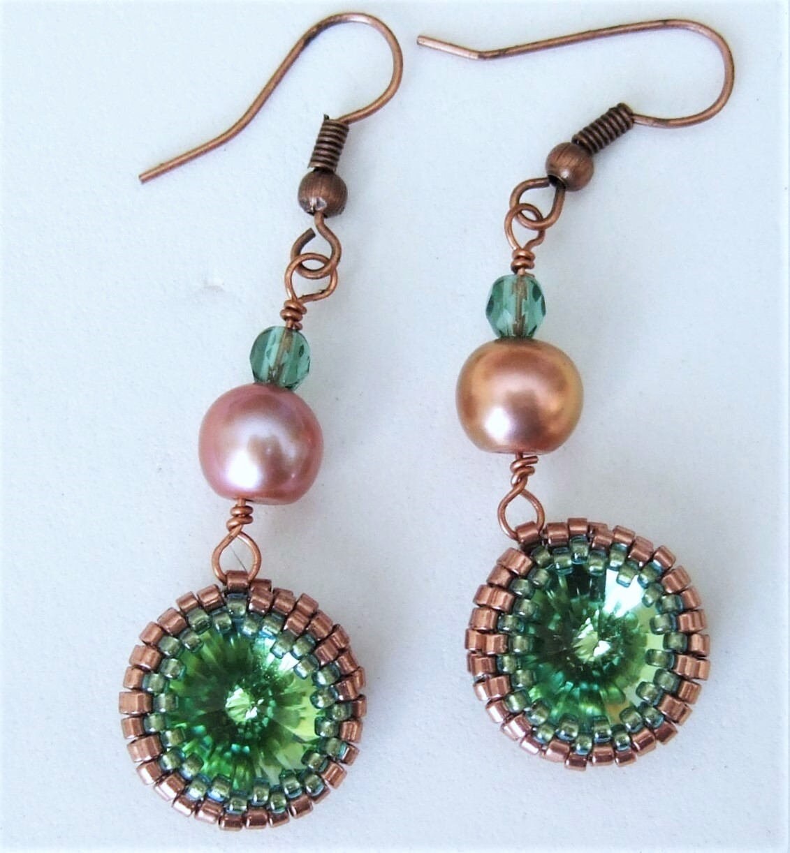 Kupfer Und Grüne Swarovski Kristall Perlen Ohrringe Kupfer Und Grüne Swarovski Kristall Perlen Ohrringe von DesertSunriseCreativ