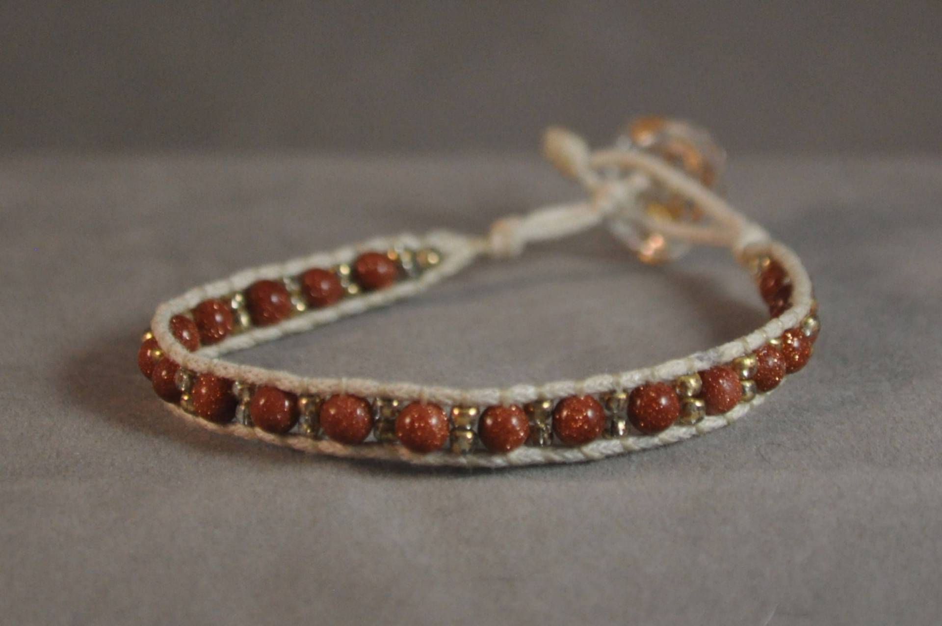 Goldstone-Perlen Armband Goldstone-Perlen Armband von DesertUnicornDesigns