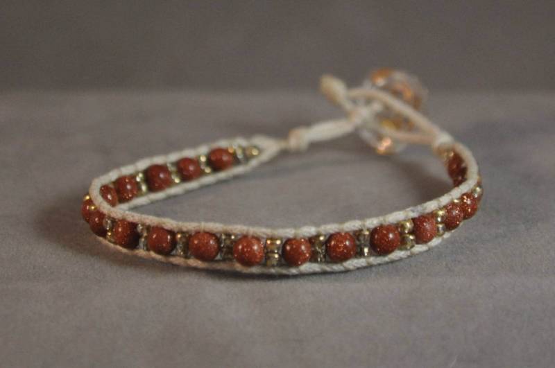 Goldstone-Perlen Armband Goldstone-Perlen Armband von DesertUnicornDesigns