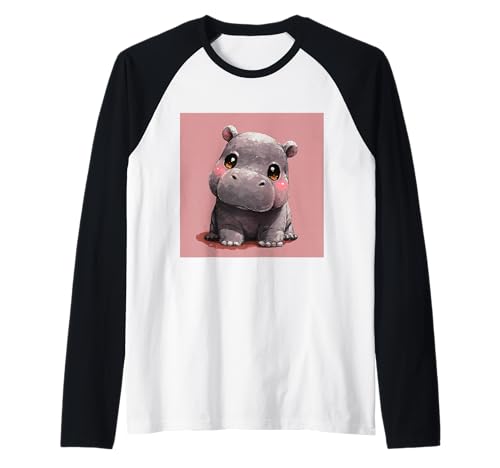 Niedliches Cartoon-Nilpferd im Chibi-Stil süßes Baby-Nilpfer Raglan Niedliches Cartoon-Nilpferd im Chibi-Stil süßes Baby-Nilpfer Raglan von Design Hippopotamus cute theme